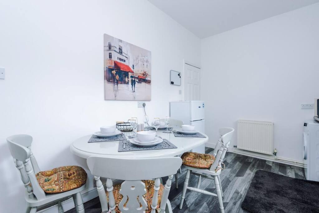Вилла Long Term Offers Message For Prices Sleeps 6 Adults, Contractors, Relocators, Travellers Галифакс Экстерьер фото