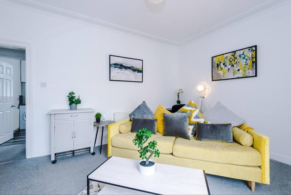 Вилла Long Term Offers Message For Prices Sleeps 6 Adults, Contractors, Relocators, Travellers Галифакс Экстерьер фото